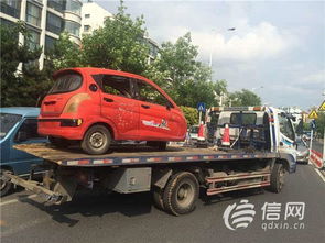 老年代步車長(zhǎng)期占用停車位，交警取證后依法拖移，行業(yè)亂象亟待治理